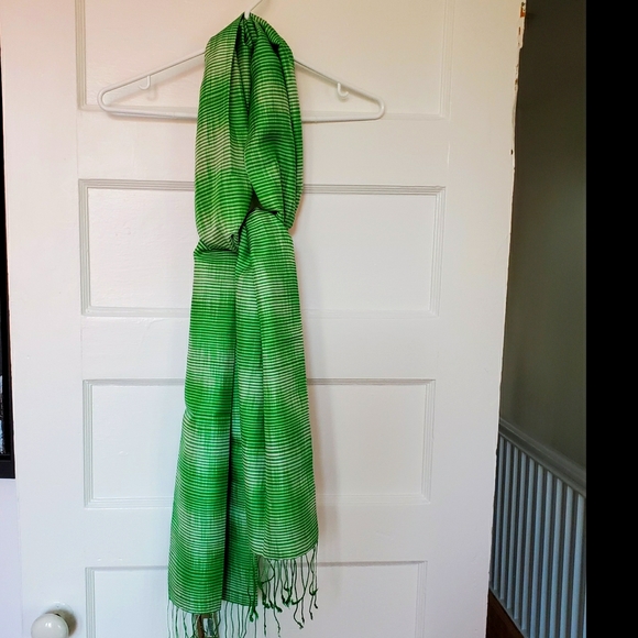 😃3 for 20😃 NWOT Green Silk Scarf or Shawl - Picture 1 of 2